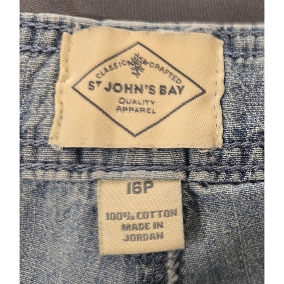 St. John's Bay Women's Mid-Rise Cargo Shorts - Size 16P, Chic & Versatile! - Picture 8 of 9